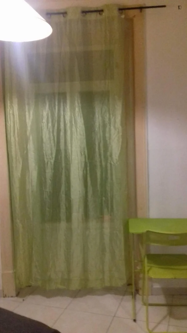 Chambre abordable pour les étudiants avec un bon éclairage dans 