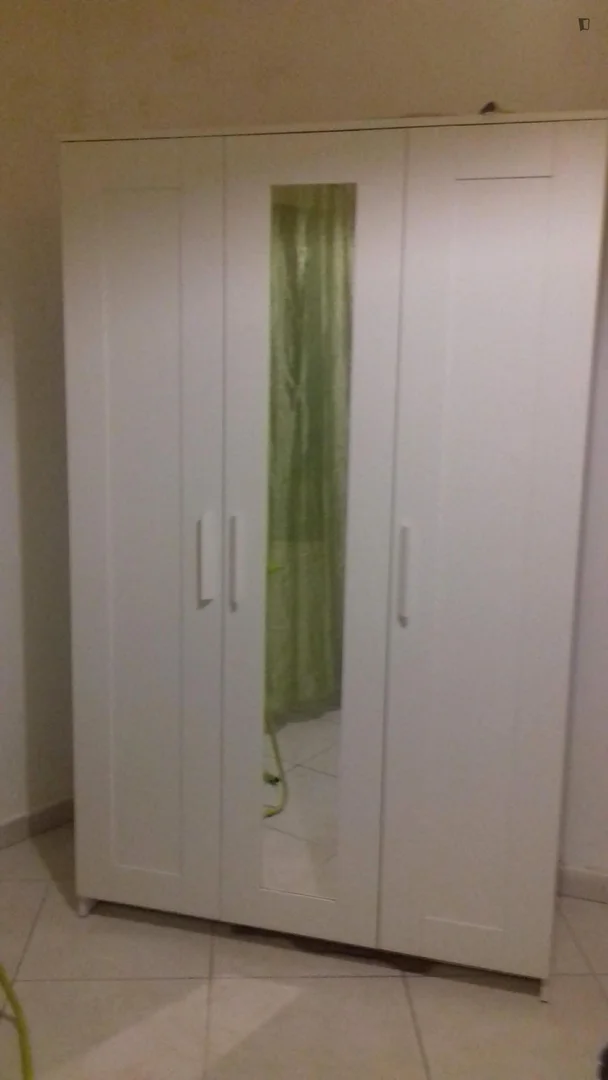 Chambre abordable pour les étudiants avec un bon éclairage dans 