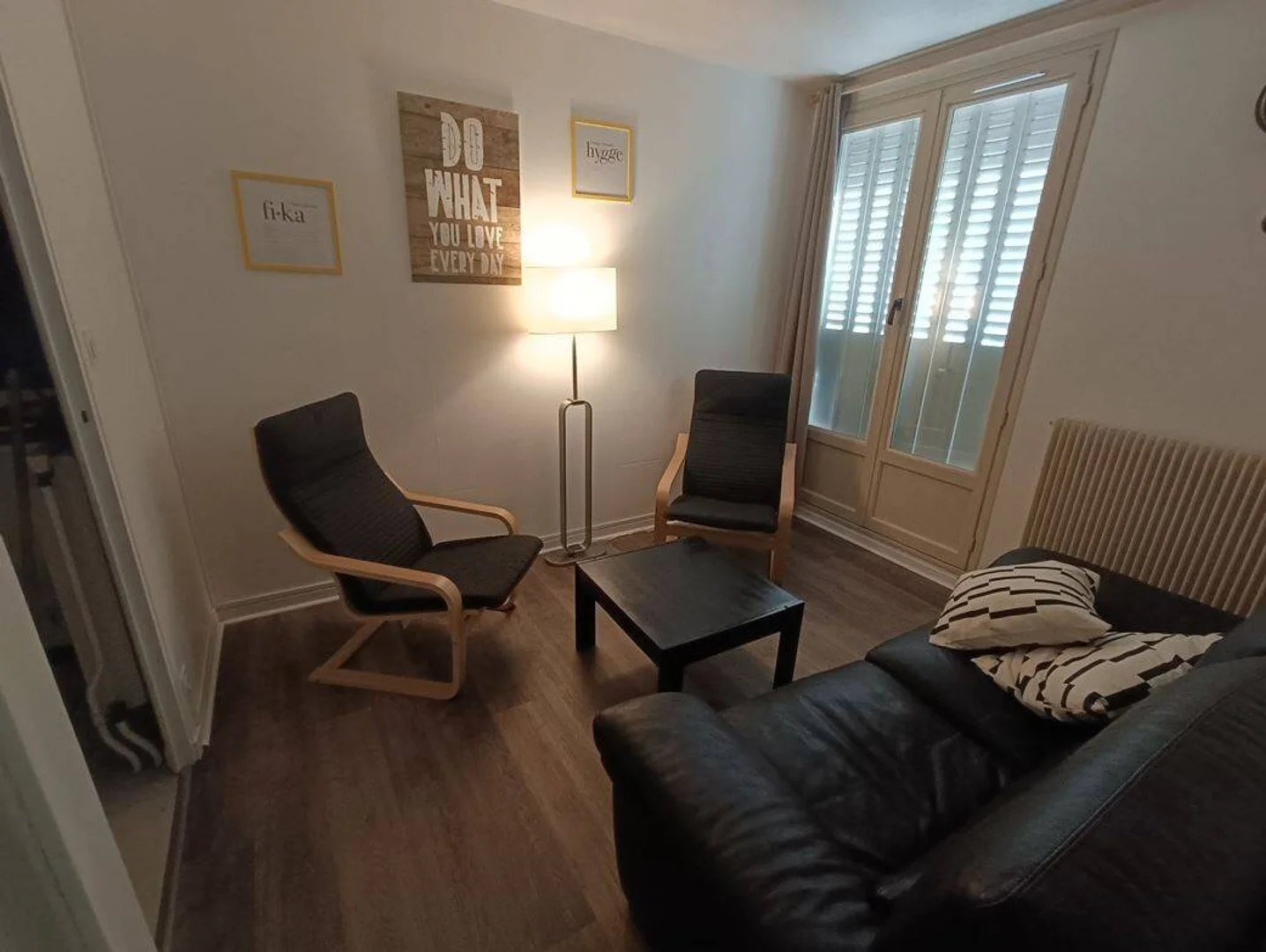 Quarto acessível para estudantes com iluminação ampla em 