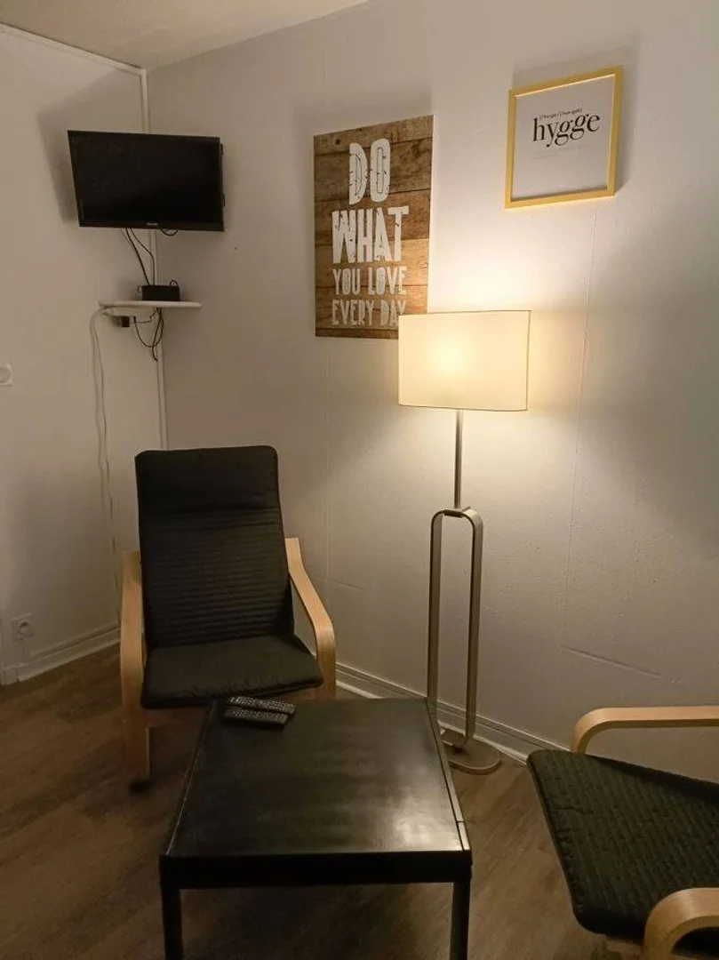 Quarto para alugar em apartamento de estudantes em , totalmente mobilado