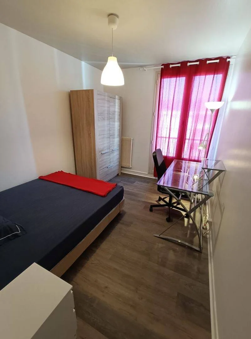 Quarto de estudante económico com localização conveniente em 