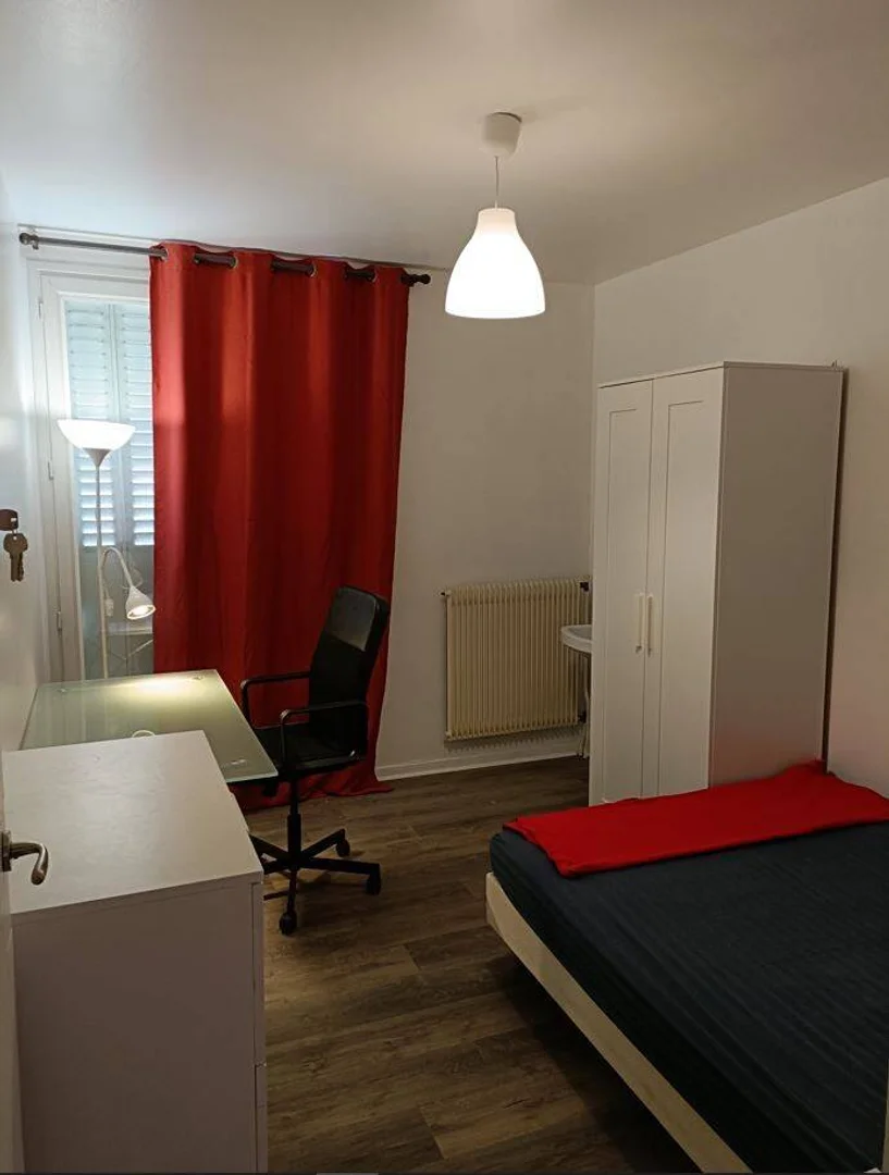 Quarto de estudante económico perto do campus em 