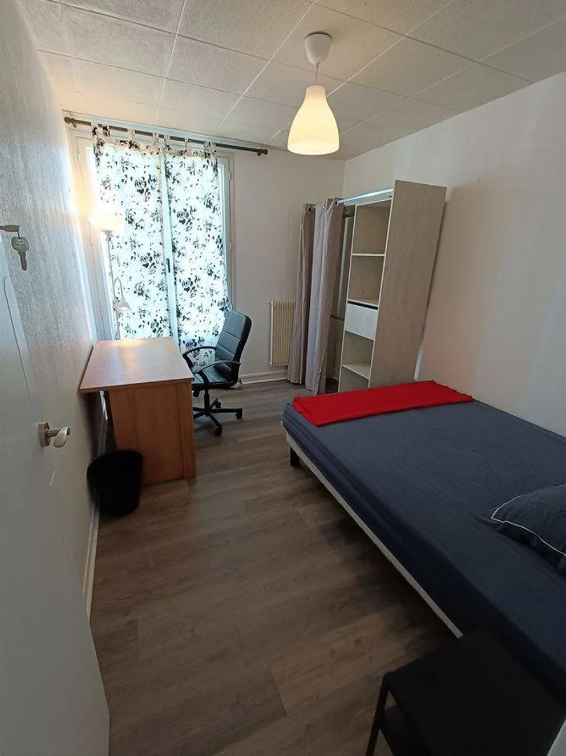 Quarto de estudante confortável e espaçoso em 