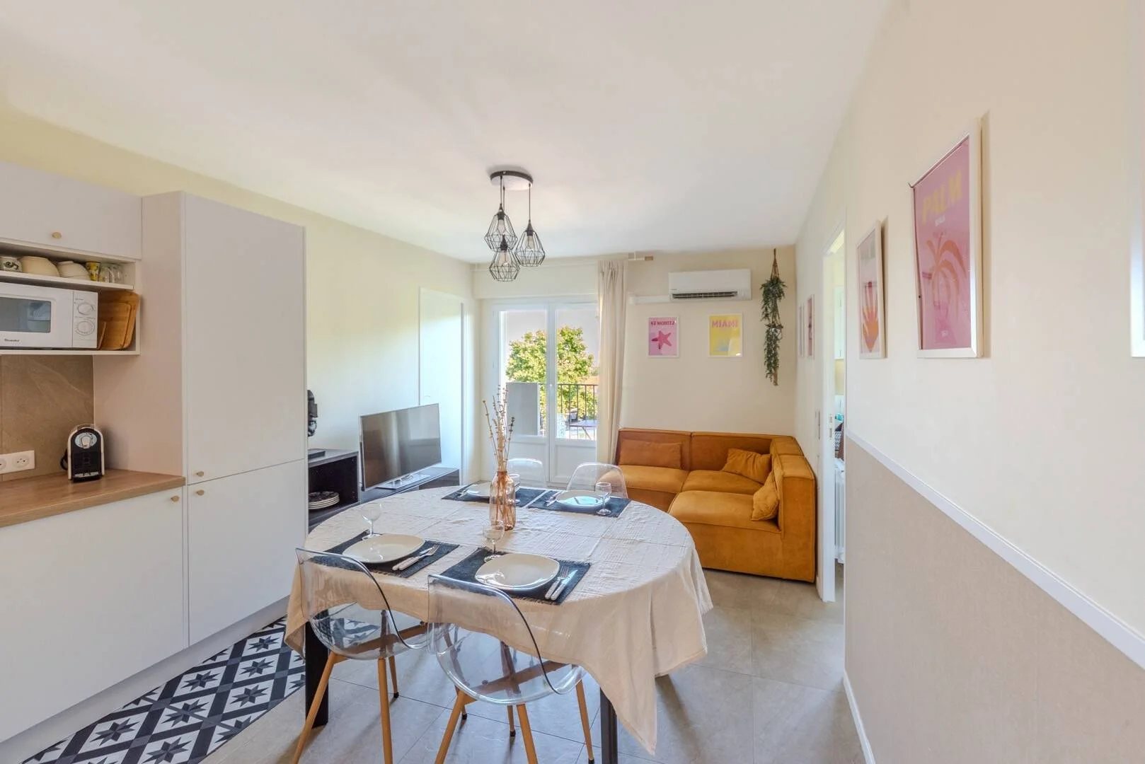 Bright and airy student room with easy university access in 