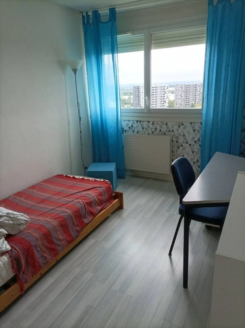 Quarto de estudante confortável e espaçoso em 