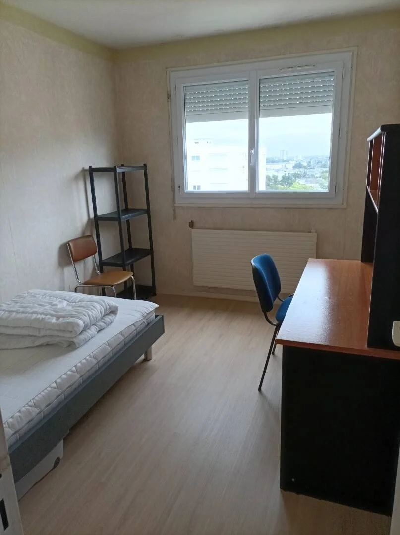 Quarto para alugar em apartamento de estudantes em , totalmente mobilado