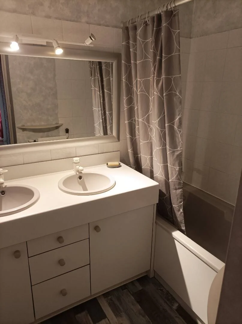 Quarto para alugar em apartamento de estudantes em , totalmente mobilado