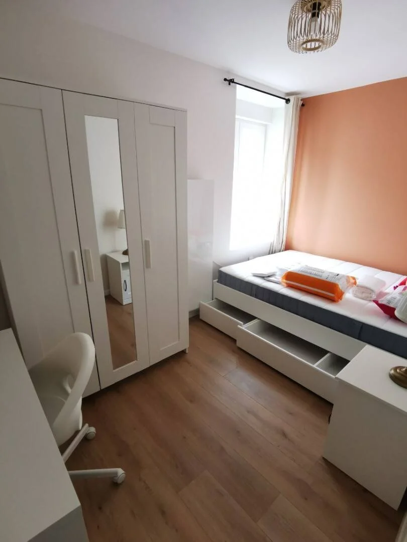 Chambre d'étudiant à  avec espace d'étude et installations communes