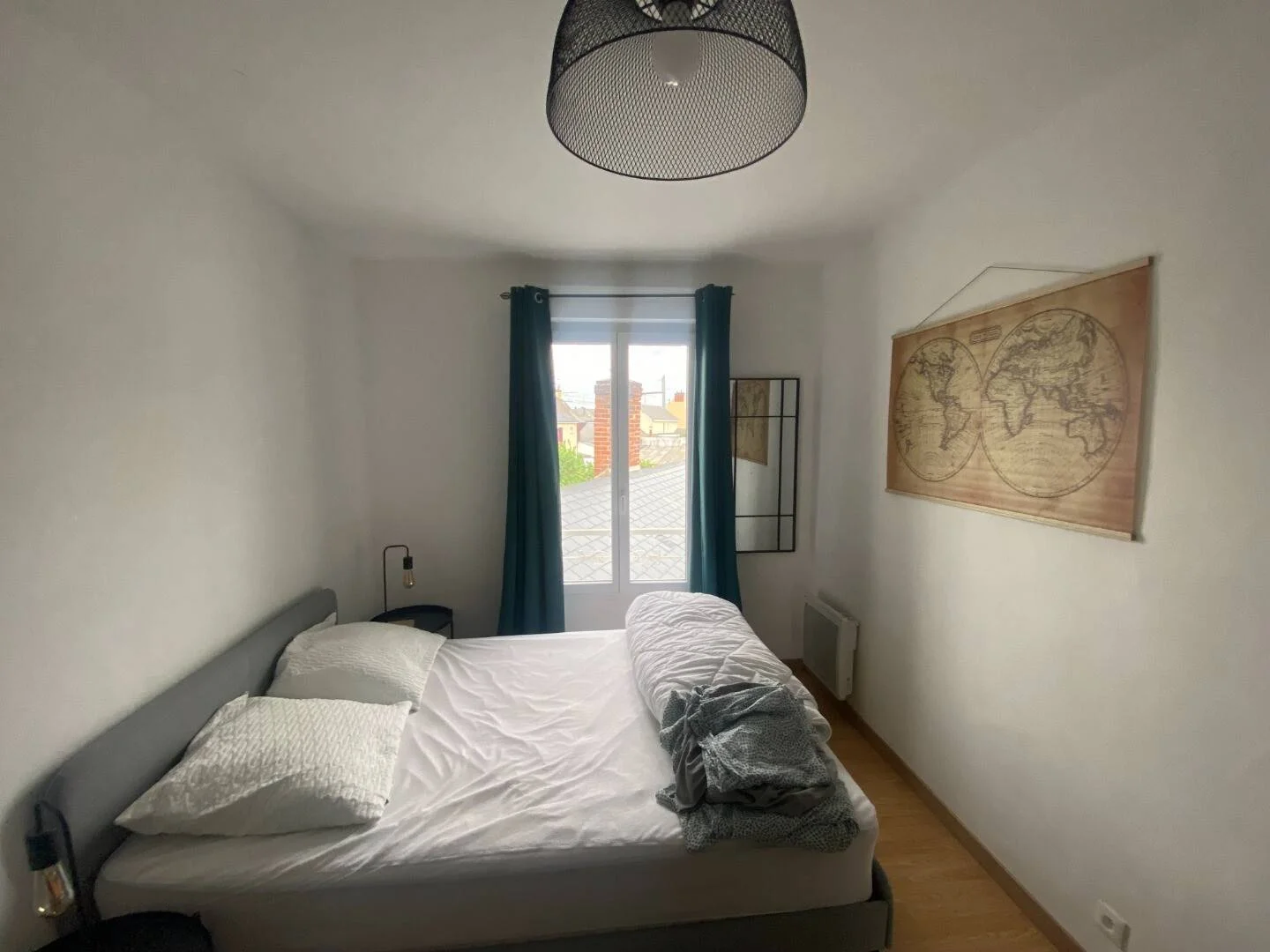 Habitación estudiantil luminosa y aireada con fácil acceso a la universidad en 