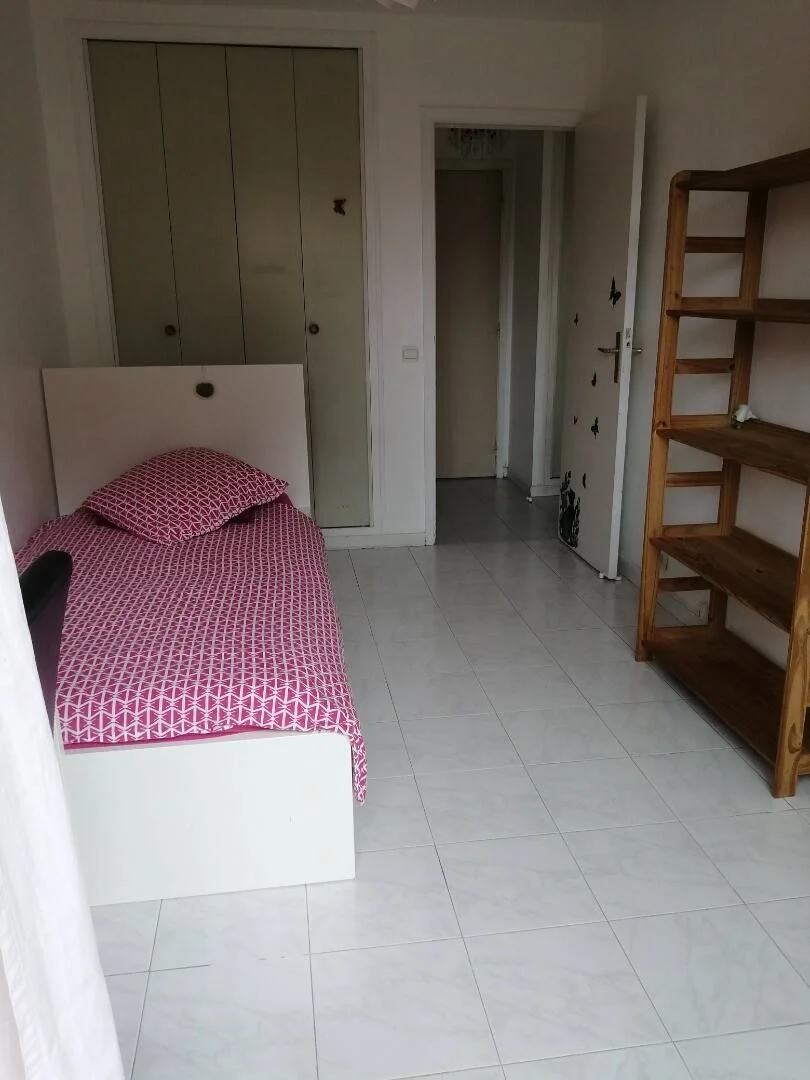 Pokój studencki w  z miejscem do nauki i wspólnymi udogodnieniami