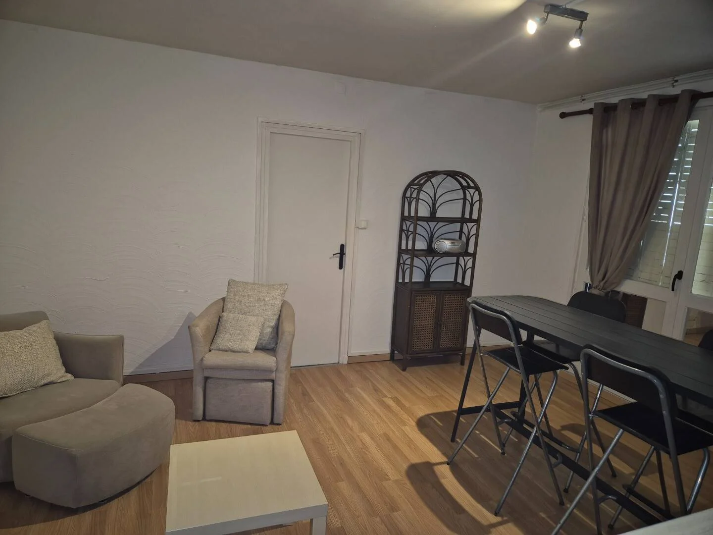 Habitación estudiantil luminosa y aireada con fácil acceso a la universidad en 