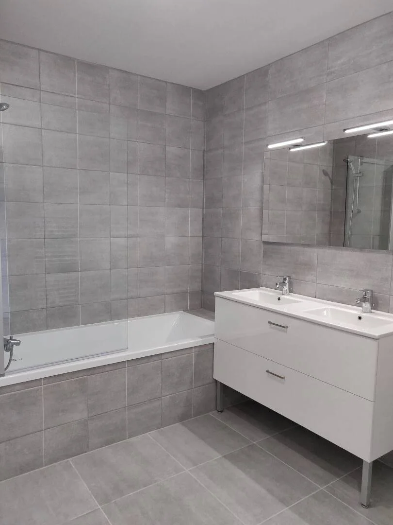 Habitación estudiantil funcional perfecta para estudiar en 