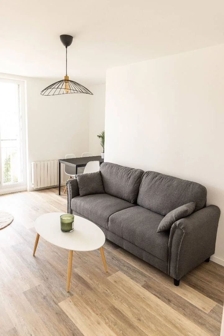 Chambre d'étudiant à  avec espace d'étude et installations communes