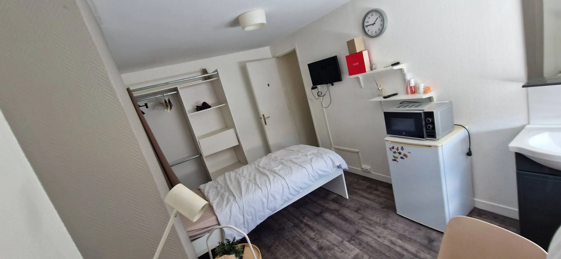 Chambre abordable pour les étudiants avec un bon éclairage dans 