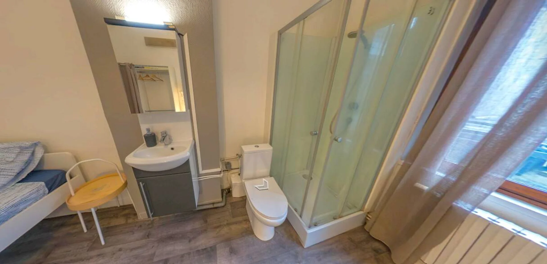Chambre d'étudiant à  avec espace d'étude et installations communes