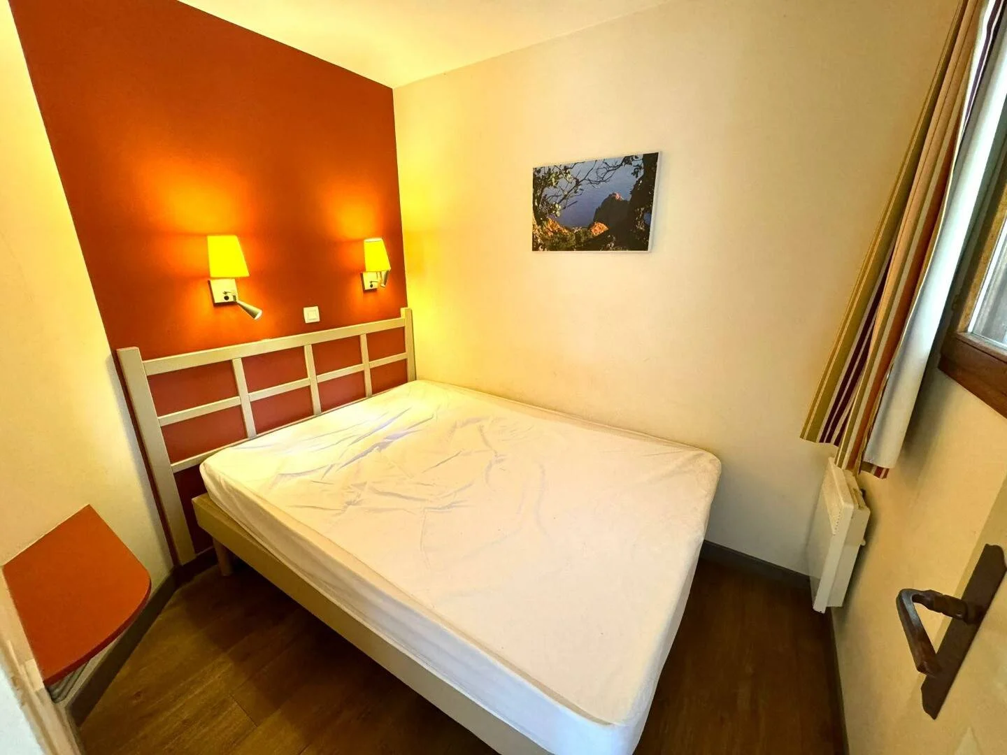 Chambre conviviale pour les étudiants dans  avec des équipements modernes