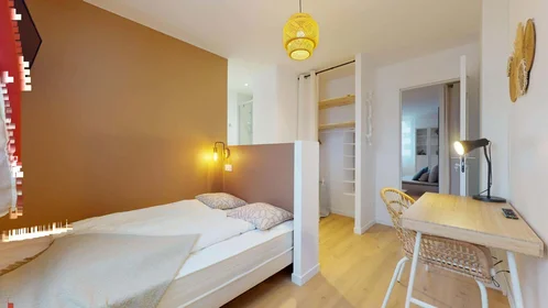 Chambre privée à 24 Pt Rue de la Viabert, 69100 Villeurbanne, France, image 1 de 8