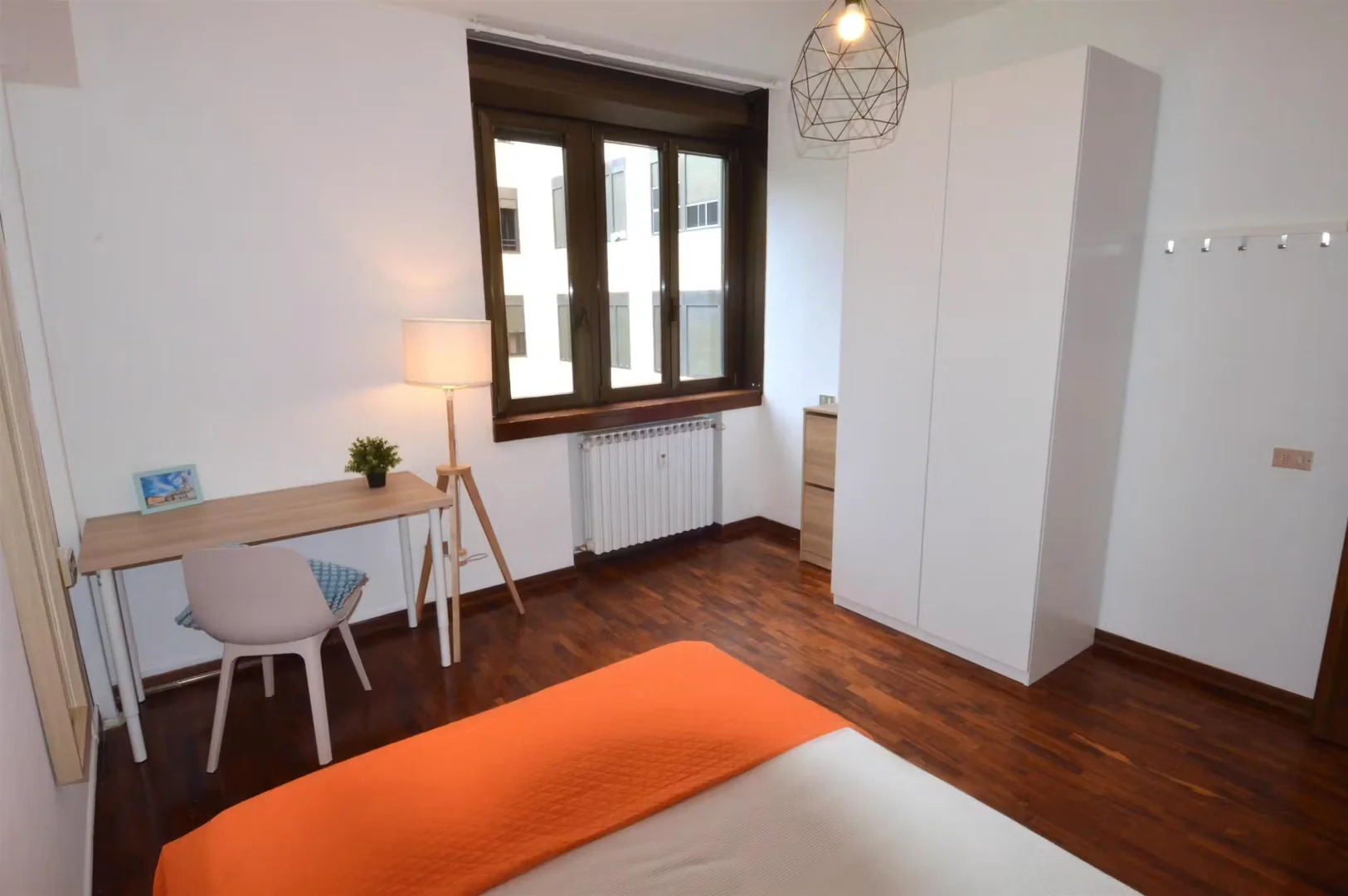 Funktionelles Studentenzimmer perfekt zum Studieren in 