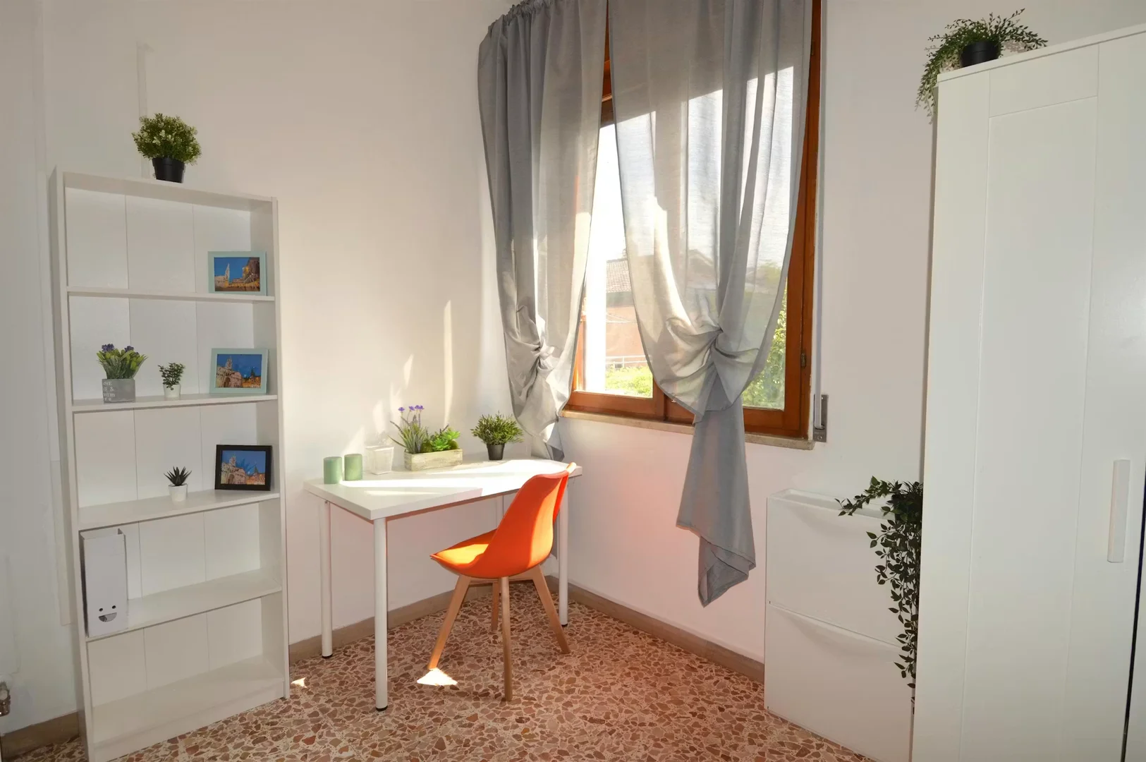 Comfortable and spacious student room in