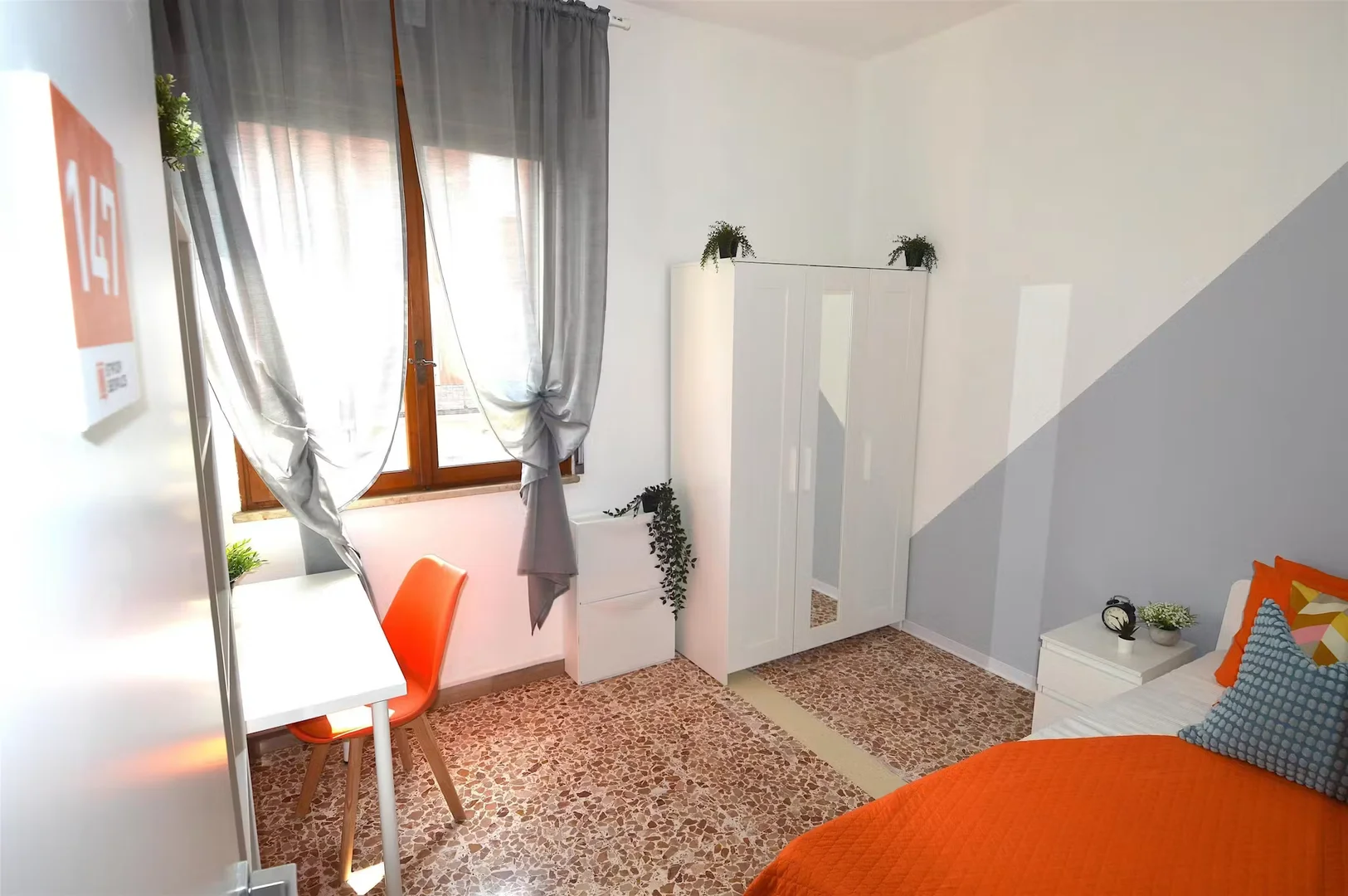 Functional student room perfect for studying in