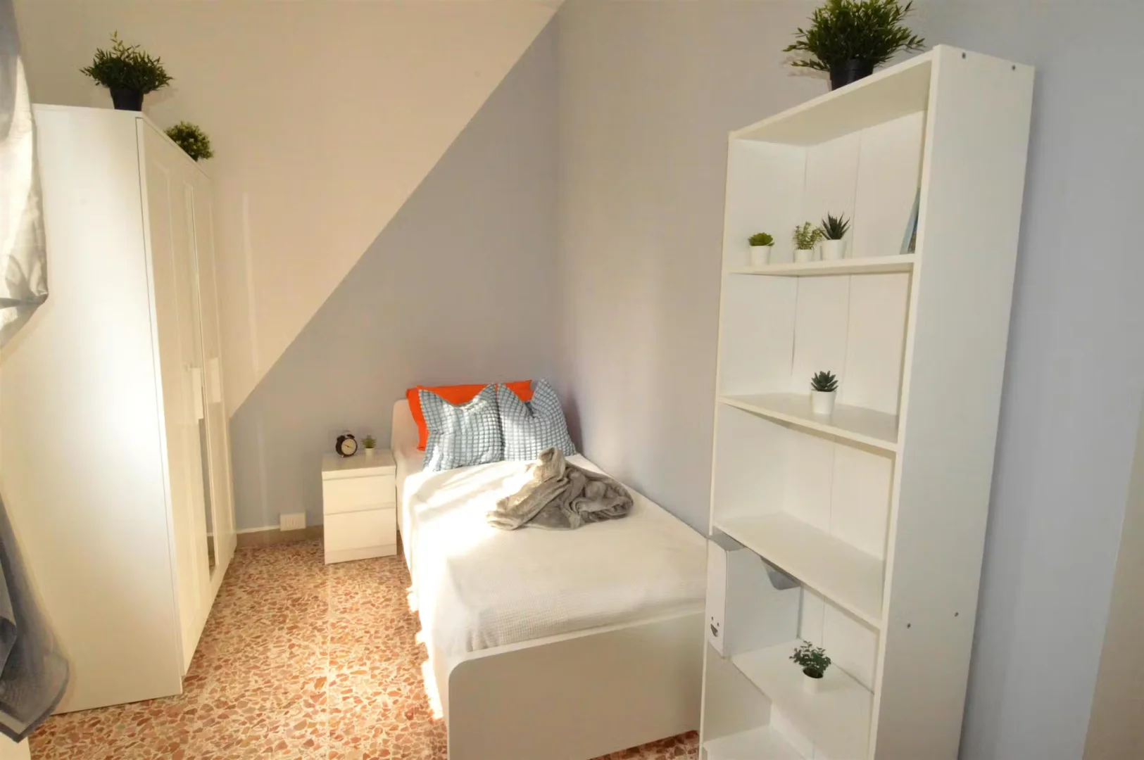 Quarto de estudante em  com área de estudo e instalações partilhadas