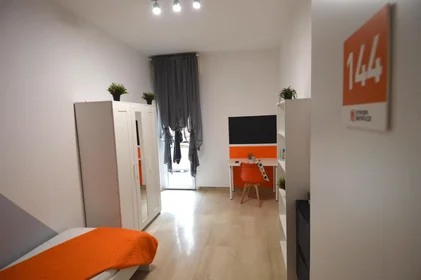 Chambre privée à Viale Gaetano Storchi, Circoscrizione 1, image 2 de 10