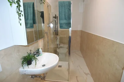Chambre privée à Viale Gaetano Storchi, Circoscrizione 1, image 8 de 10