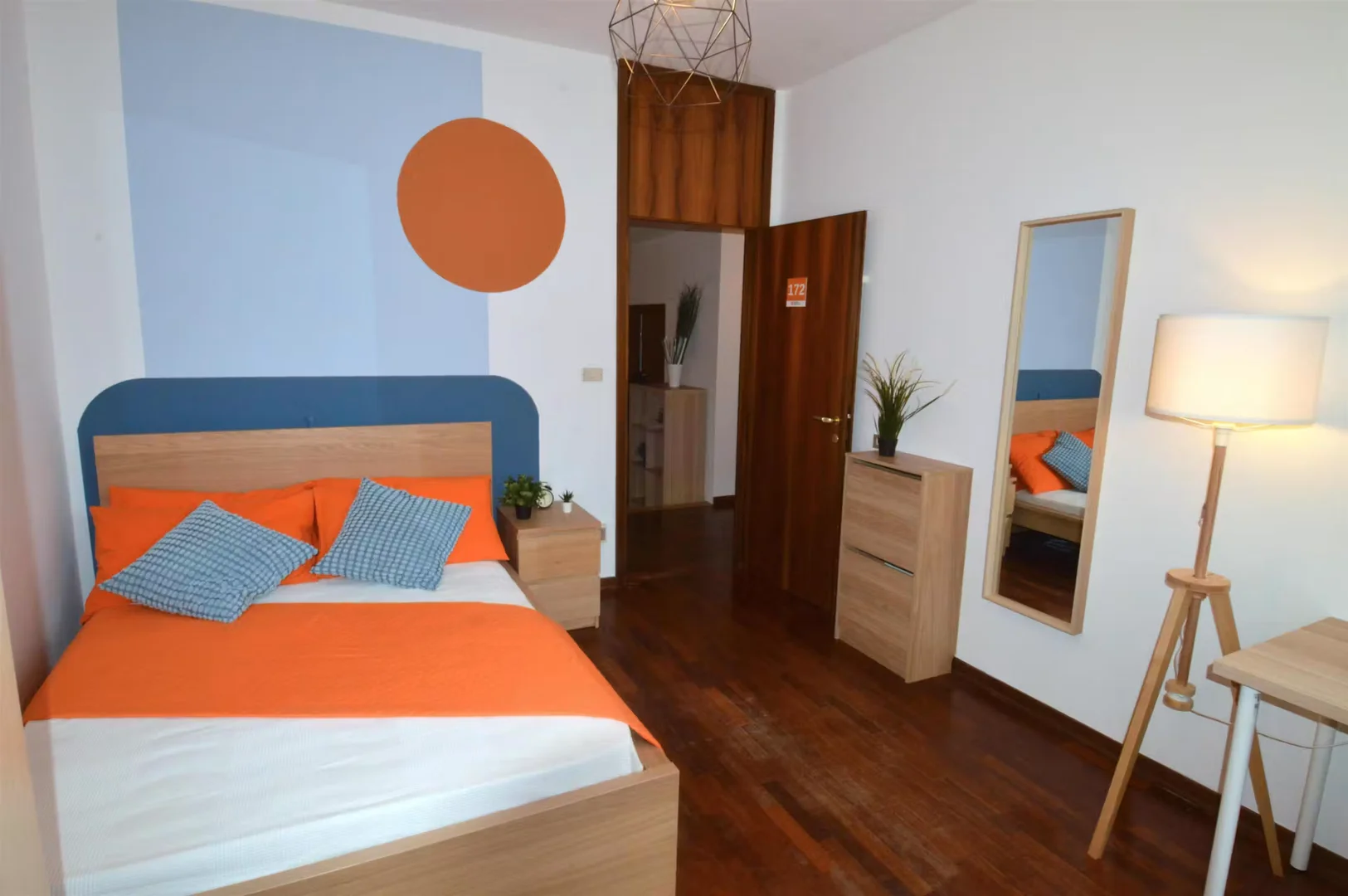 Chambre d'étudiant à  avec espace d'étude et installations communes