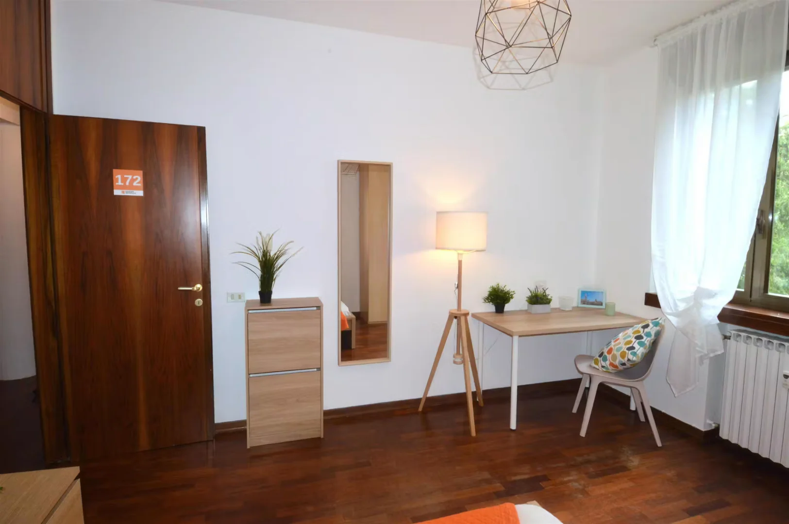 Chambre d'étudiant à  avec espace d'étude et installations communes
