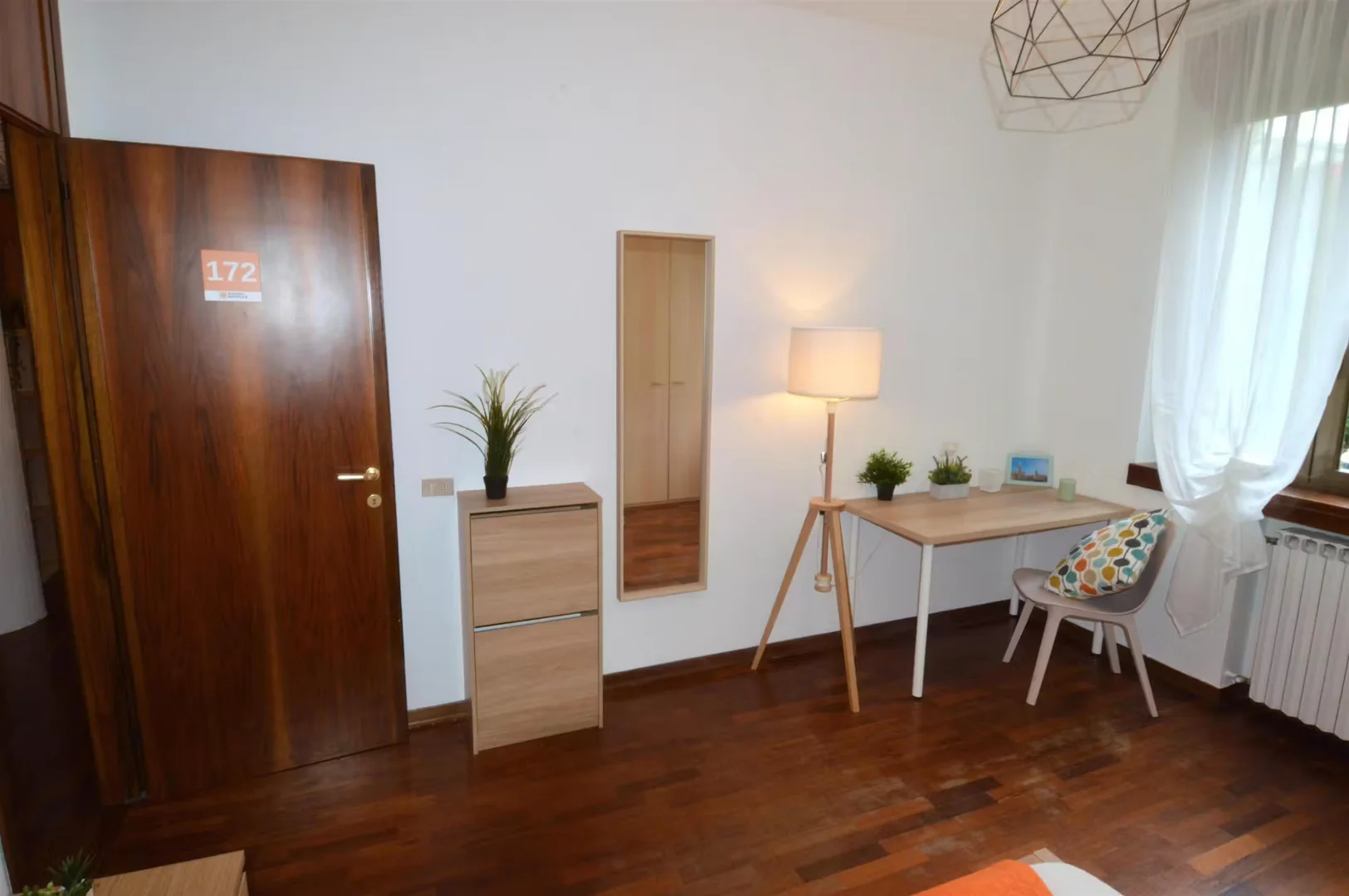 Chambre confortable pour étudiants disponible dans 