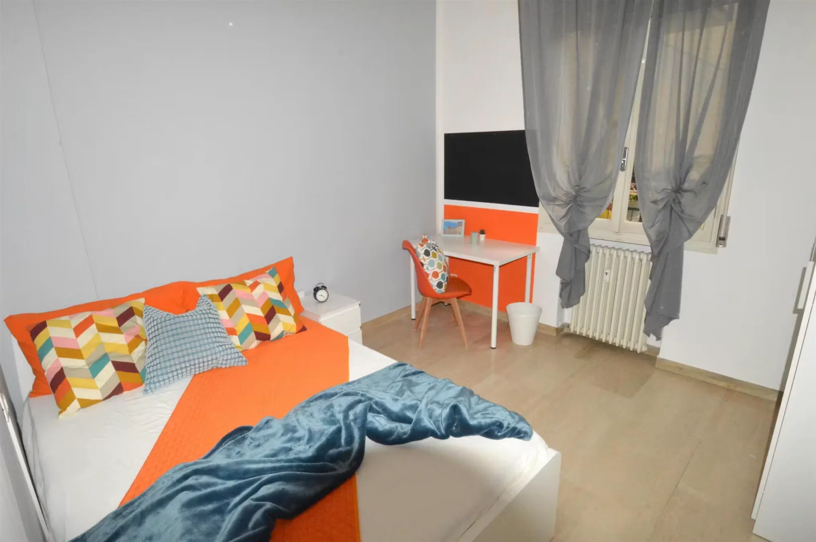 Funkcjonalny pokój studencki idealny do nauki w