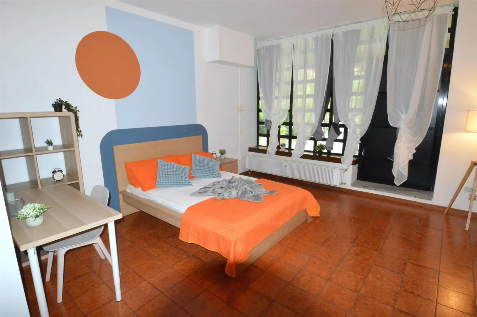 Chambre d'étudiant lumineuse et aérée avec accès facile à l'université dans 