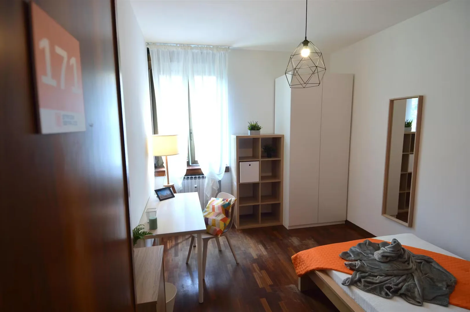 Studentenzimmer in mit Arbeitsbereich und Gemeinschaftseinrichtungen
