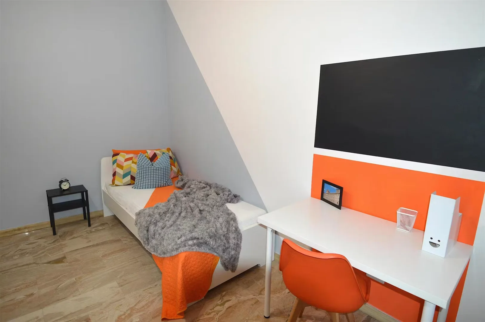 Quarto acessível para estudantes com iluminação ampla em 