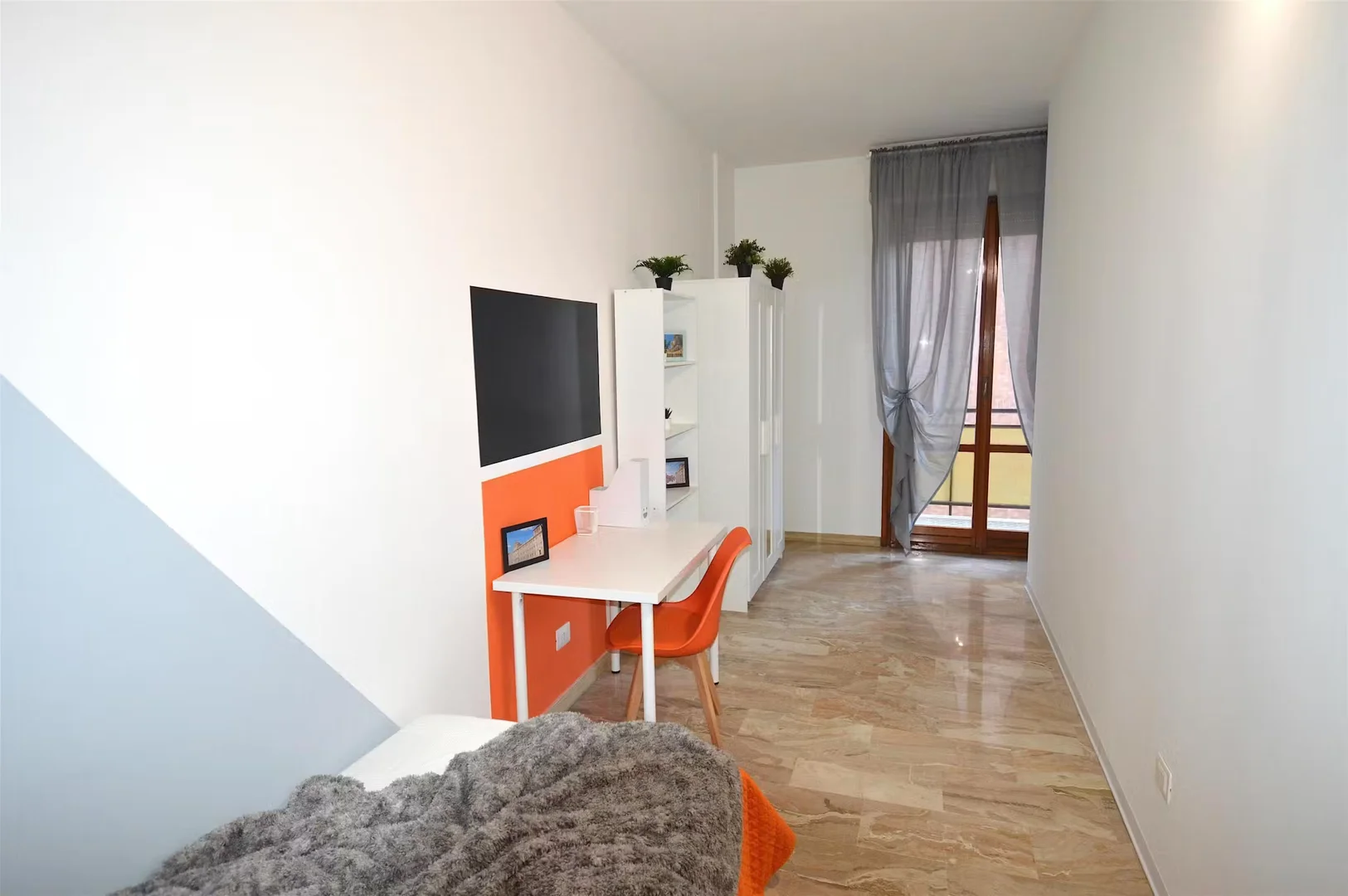 Quarto de estudante em  com área de estudo e instalações partilhadas