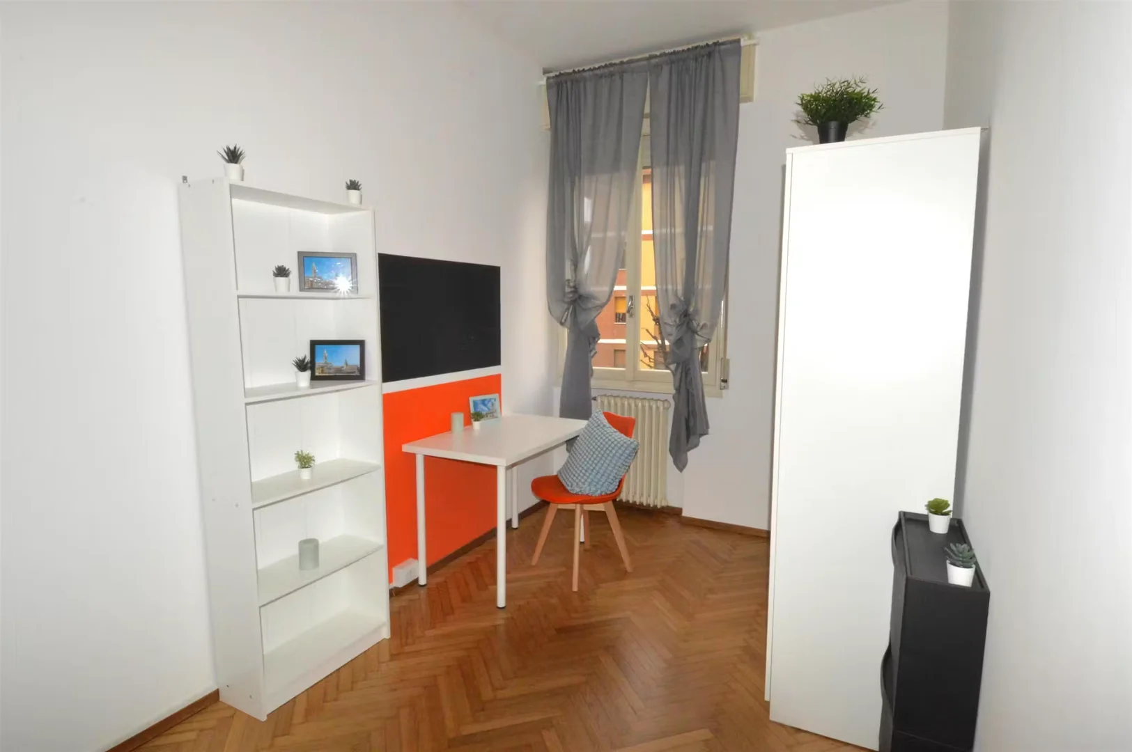 Chambre d'étudiant à  avec espace d'étude et installations communes