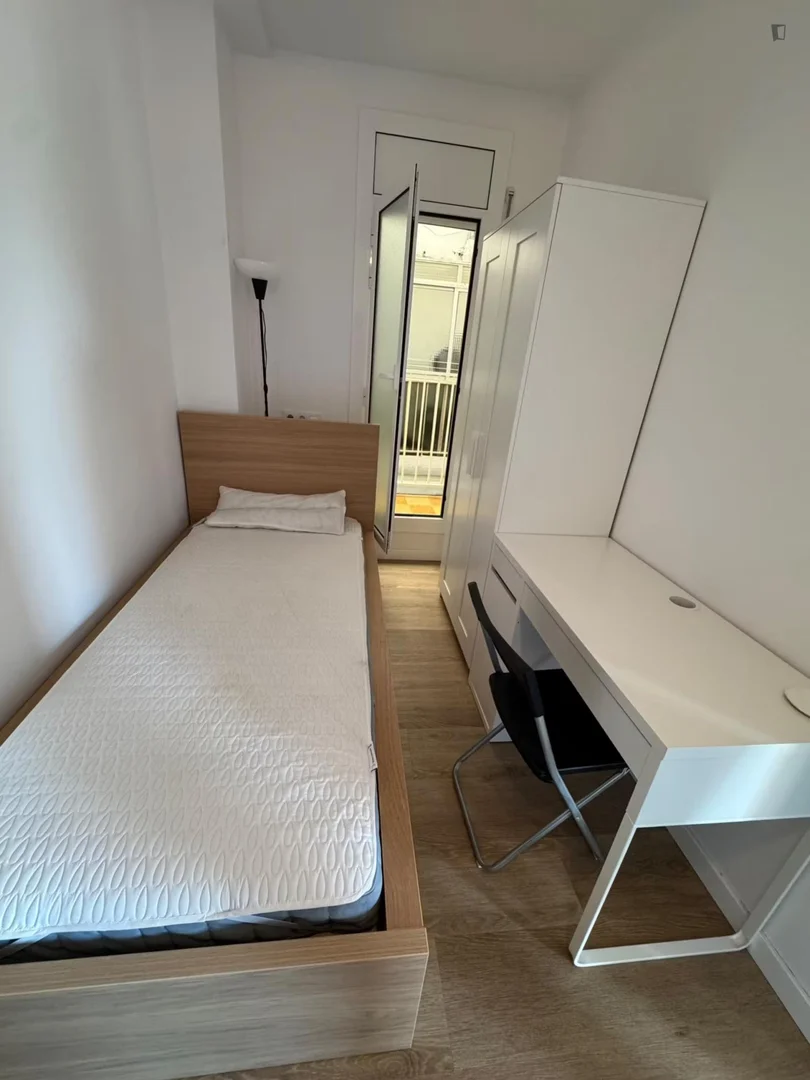 'de öğrenci dairesinde, tamamen mobilyalı kiralık oda