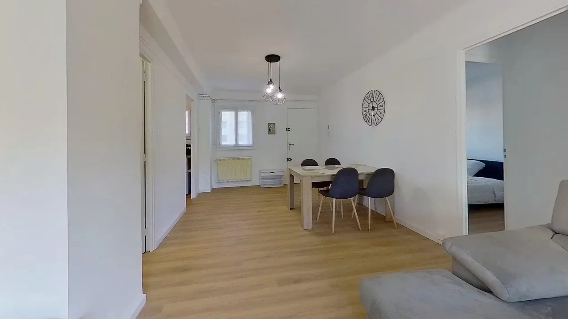 Quarto de estudante em com área de estudo e instalações partilhadas