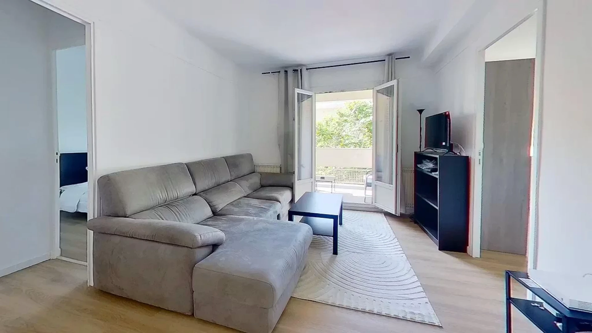 Quarto de estudante confortável e espaçoso em