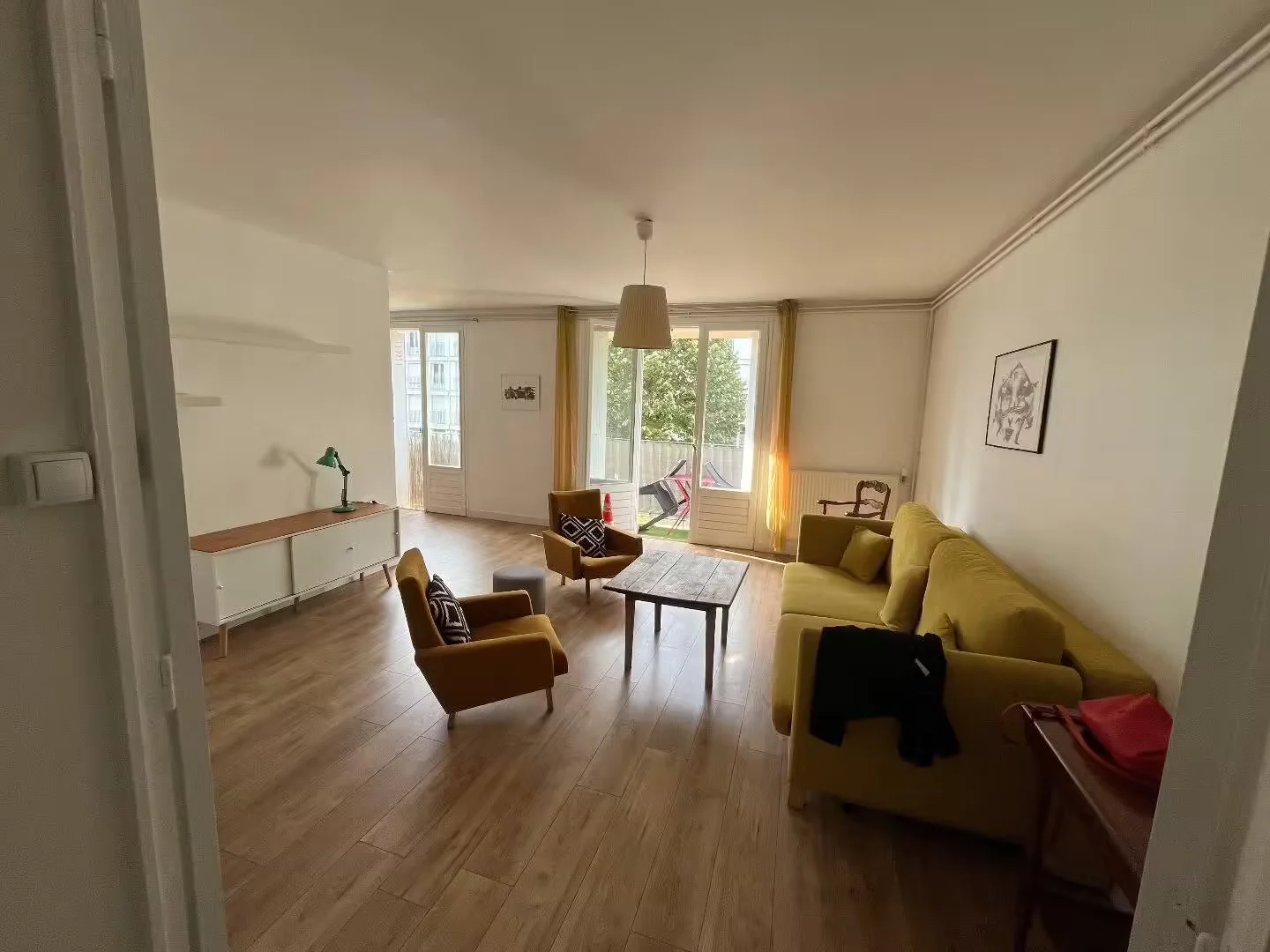Habitación estudiantil funcional perfecta para estudiar en 