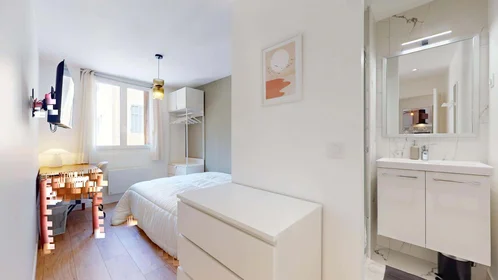 Privatzimmer in der 69 Rue Brochier, 13005 Marseille, France, bild 1 von 16
