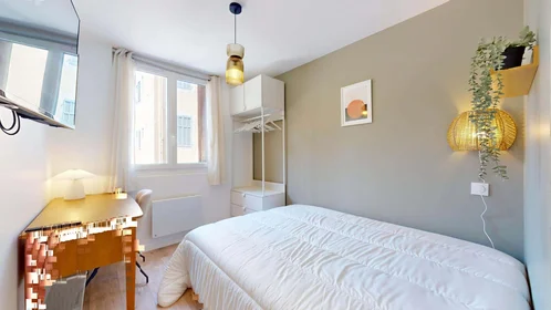 Privatzimmer in der 69 Rue Brochier, 13005 Marseille, France, bild 3 von 16