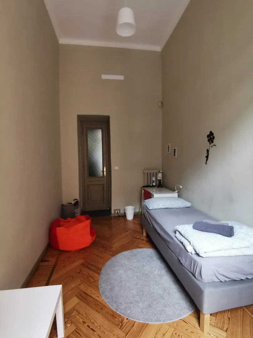Studentenzimmer in  mit Arbeitsbereich und Gemeinschaftseinrichtungen