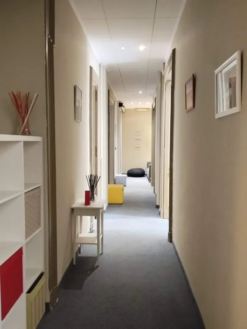 Stanza economica per studenti con ampia illuminazione in 