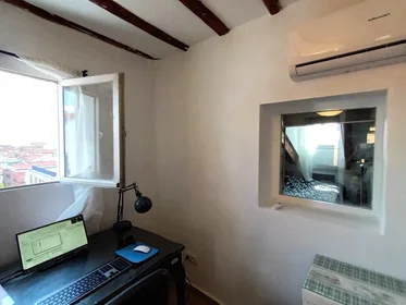 Dairenin tamamı konumu Calle del Mesón de Paredes 59, 18 22 görüntüsü