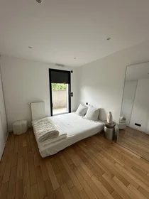 Apartamento inteiro em 121 Rue Rouget de Lisle, imagem 1 de 8