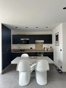 Apartamento inteiro em 121 Rue Rouget de Lisle, imagem 2 de 8