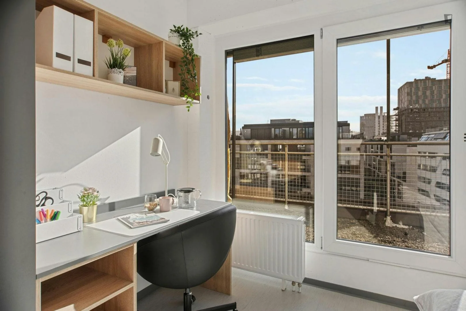 Quarto acessível para estudantes com iluminação ampla em 