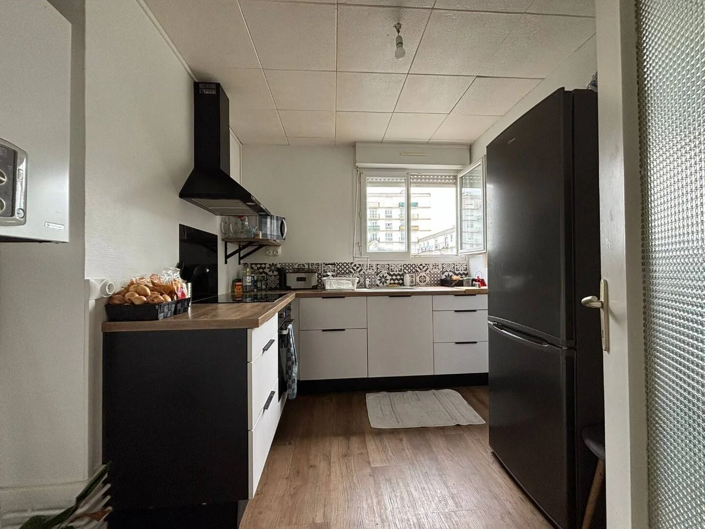 Affordable room for students with ample lighting in 