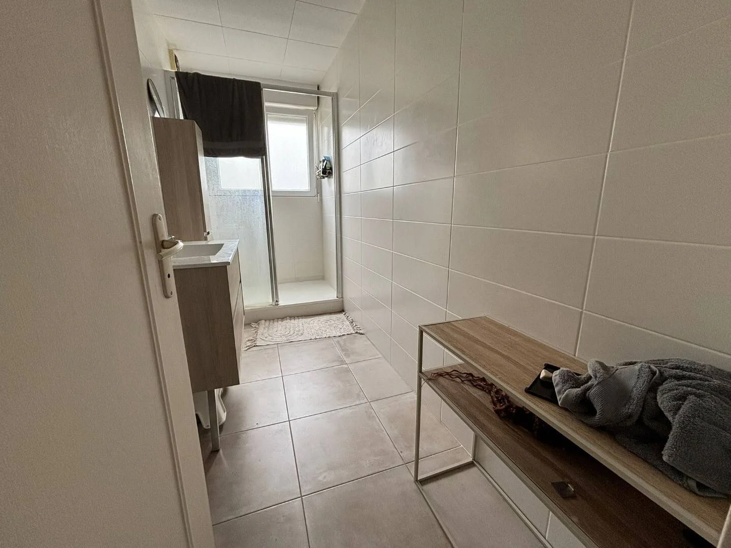 Affordable room for students with ample lighting in 